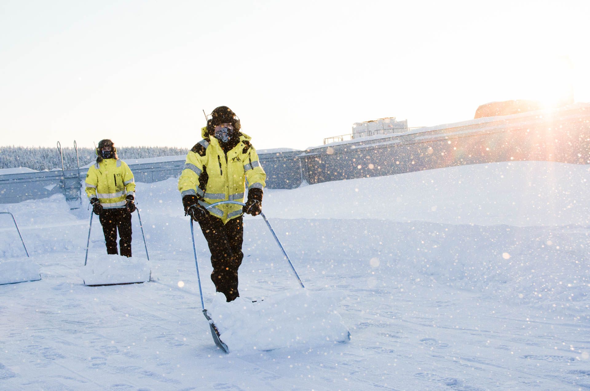 VTA-personal skottar snö