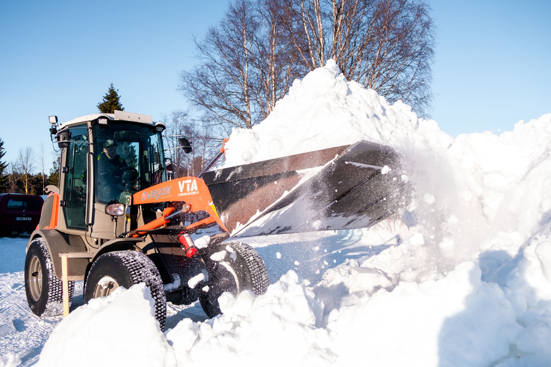 Hjullastare plogar snö